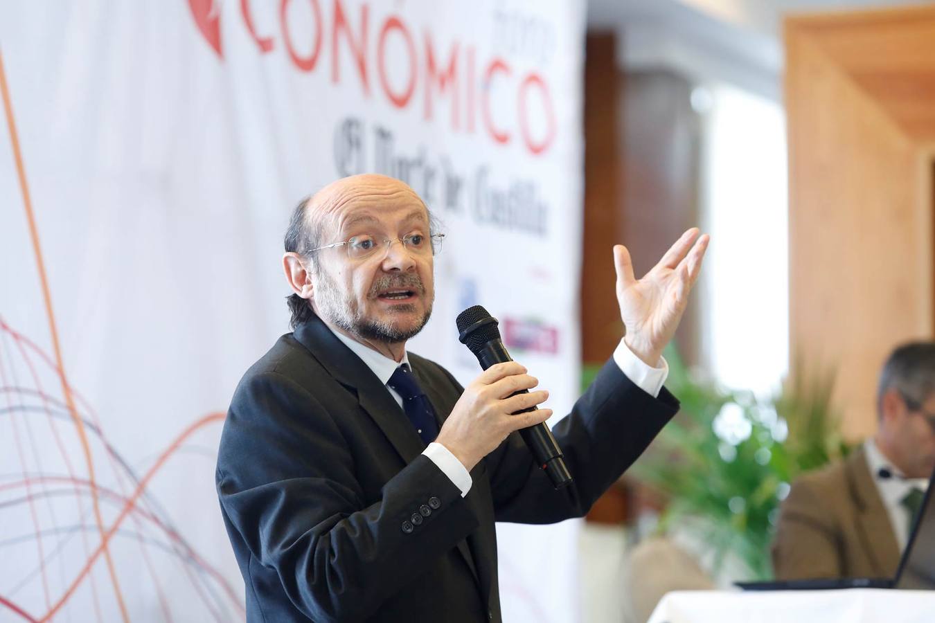 El profesor Alfredo Arahuetes en el Foro Económico de El Norte de Castilla en Salamanca