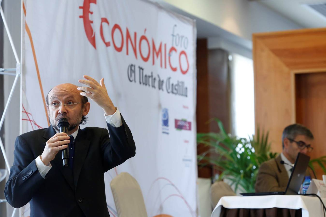 El profesor Alfredo Arahuetes en el Foro Económico de El Norte de Castilla en Salamanca