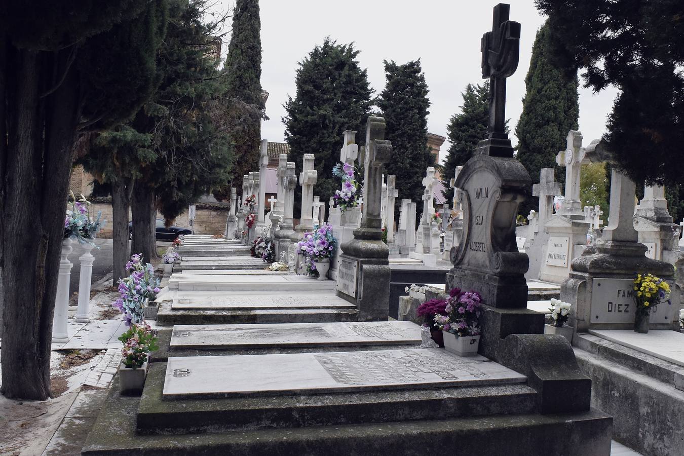 Preparativos para el Día de Todos los Santos en el cementerio de El Carmen de Valladolid