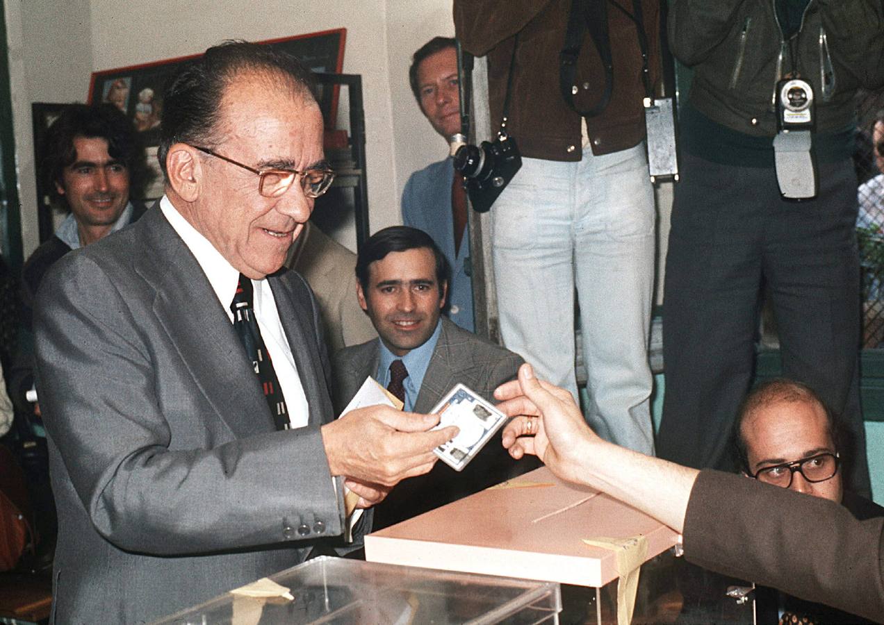 15.06.1977 Santiago Carrillo,secretario general del Partido Comunista, vota en las elecciones generales a Cortes Constituyentes.