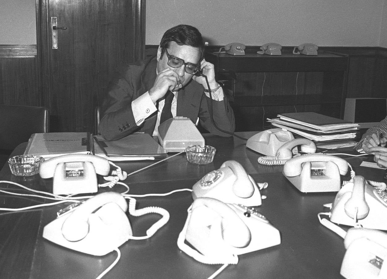 01.03.1979 El ministro del Interior, Rodolfo Martín Villa, recibe telefónicamente información sobre los resultados de las Elecciones Generales.