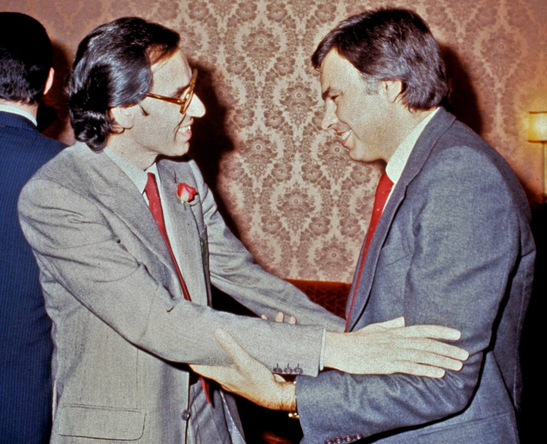 28.10.1982 El secretario general del PSOE, Felipe González (d), y el vicesecretario, Alfonso Guerra, celebran en el hotel Palace el triunfo de su partido en las elecciones generales.