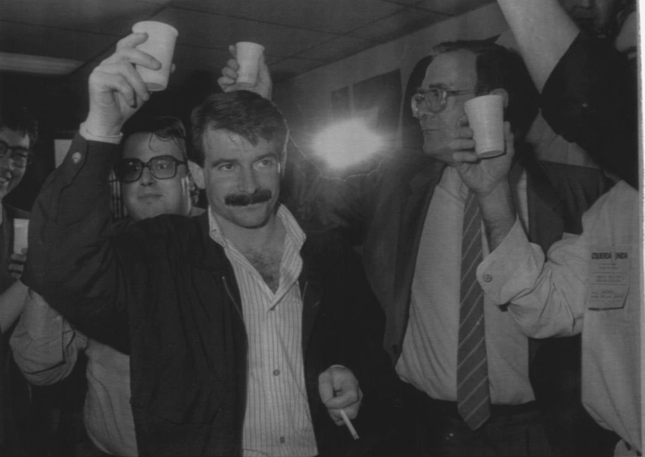 22.06.1986 El presidente de Izquierda Unida, Gerardo Iglesias, brinda junto a Ramón Tamames y otros militantes de su partido, tras los primeros resultados.