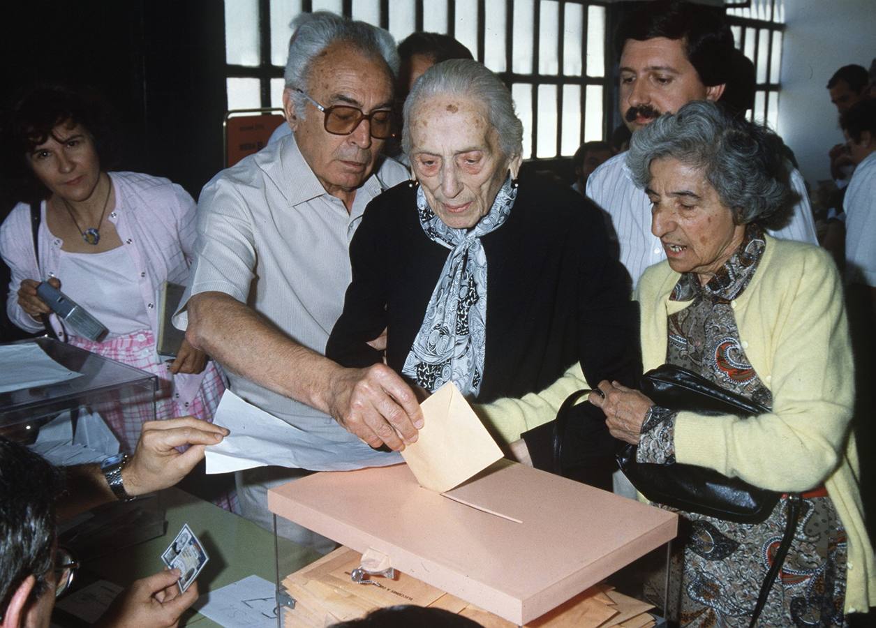 22.06.1986 La presidenta del Partido Comunista de España. Dolores Ibarruri, deposita su voto en una de las urnas electorales del Instituto de Santamarca, en Madrid.
