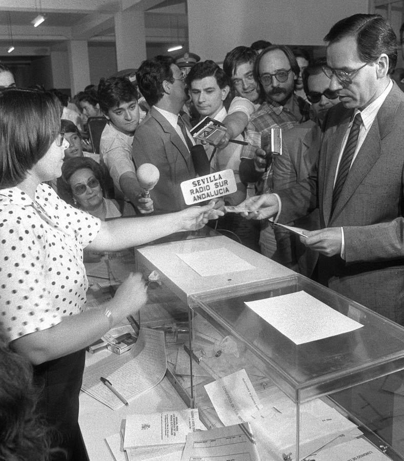 22.06.1986 Alfonso Guerra, vicepresidente del Gobierno, vota en su colegio electoral de Sevilla.
