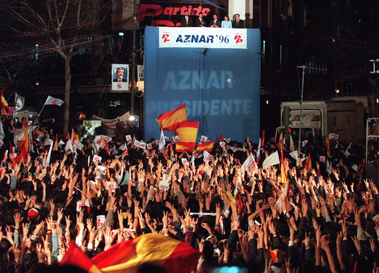 03.03.1996 Simpatizantes celebran la victoria del Partido Popular, ante la mirada de José María Aznar, Álvarez Cascos y Ana Botella.