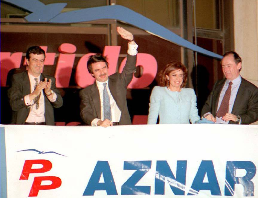 03.03.1996 José María Aznar y su esposa Ana Botella, rodeados por Francisco Alvarez Cascos y Rodrigo Rato, saludando desde el balcón de la sede del PP, en la noche electoral.