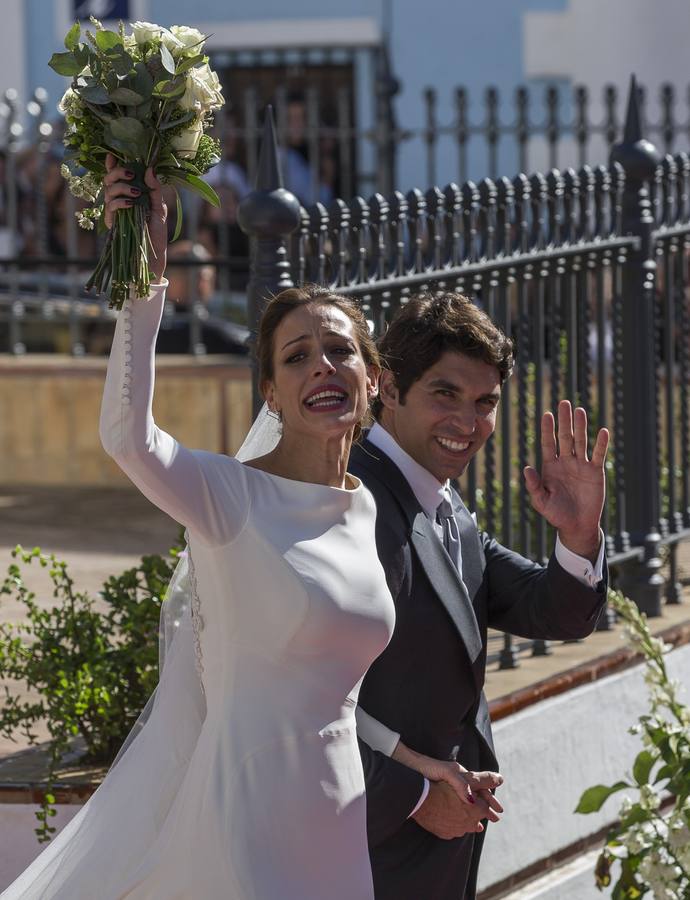 La presentadora Eva González y el torero Cayetano Rivera salen de la iglesia convertidos en marido y mujer.