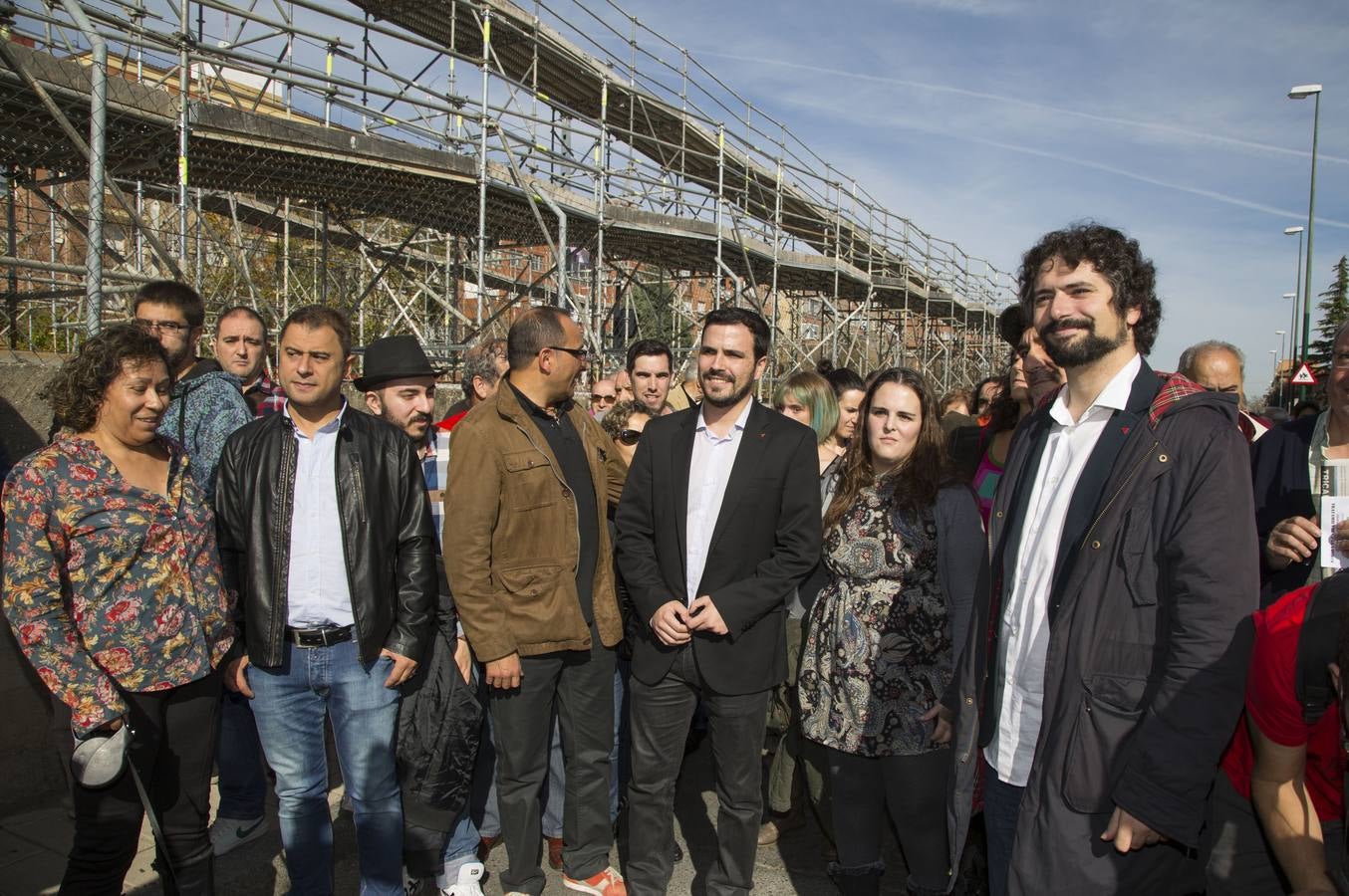 Alberto Garzón visita las obras de la pasarela del barrio de Pilarica (Valladolid)