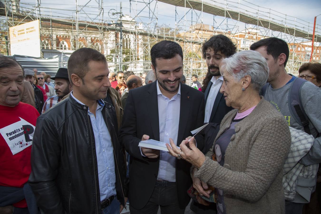 Alberto Garzón visita las obras de la pasarela del barrio de Pilarica (Valladolid)