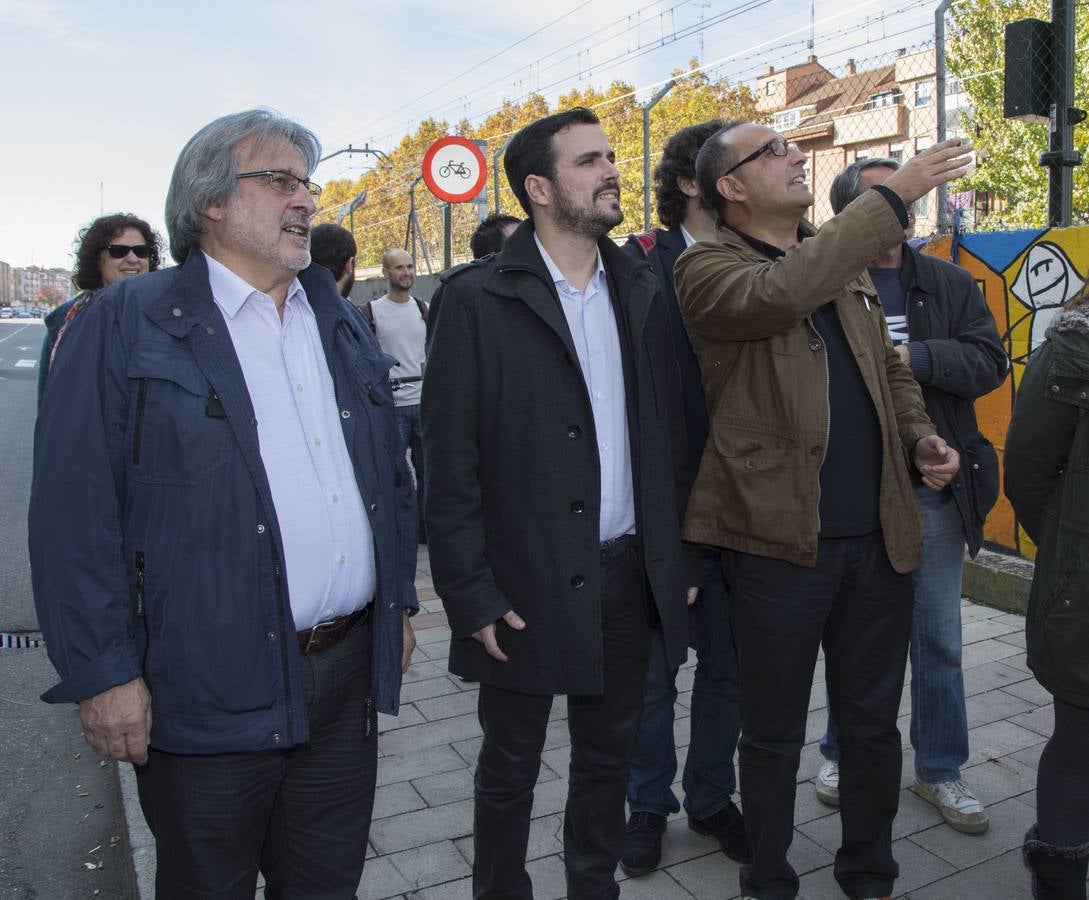 Alberto Garzón visita las obras de la pasarela del barrio de Pilarica (Valladolid)