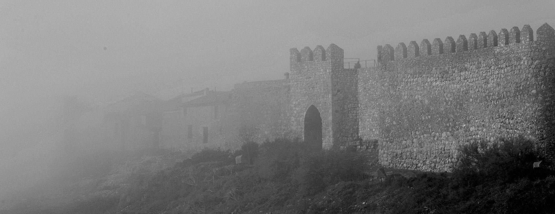 La localidad vallisoletana de Urueña con niebla.