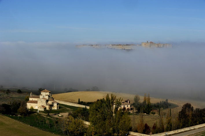 La localidad vallisoletana de Urueña con niebla.