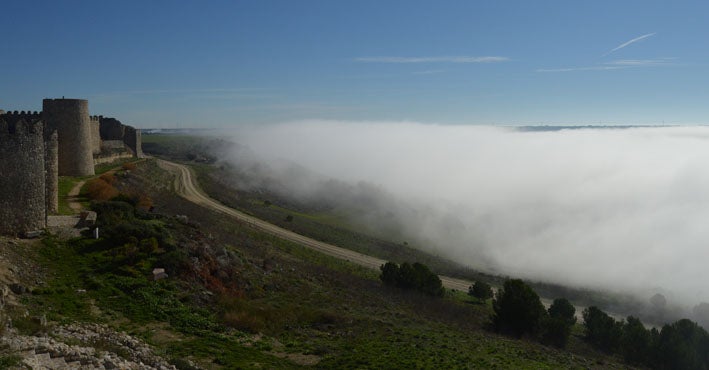 La localidad vallisoletana de Urueña con niebla.