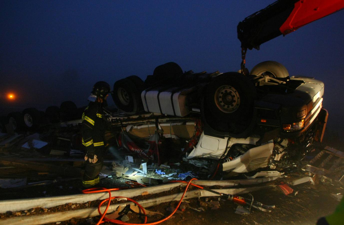 Accidente de un camión en la salida 387 de la autovía A6 en Ponferrada