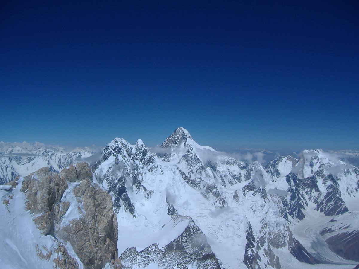 02 K2. Es una montaña perteneciente a la cordillera del Karakórum, una sección del Himalaya, localizada en la frontera entre Pakistán y China. El K2 es conocido como la montaña salvaje debido a la dificultad de ascenderla y por ser la segunda en porcentaje de fatalidades entre los 'ochomiles' para aquellos que lo escalan, después del Annapurna. Nunca se ha escalado en invierno.