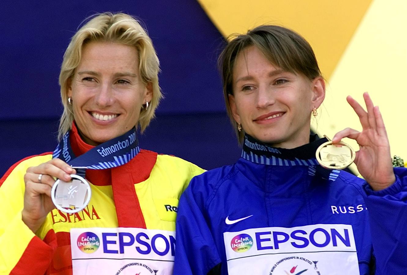 12.08.01 Olga Yegorova (d) junto a Marta Domínguez (i) en el podio, medalla de oro y plata en la prueba de 5.000 m de los Mundiales de Atletismo de Edmonton.