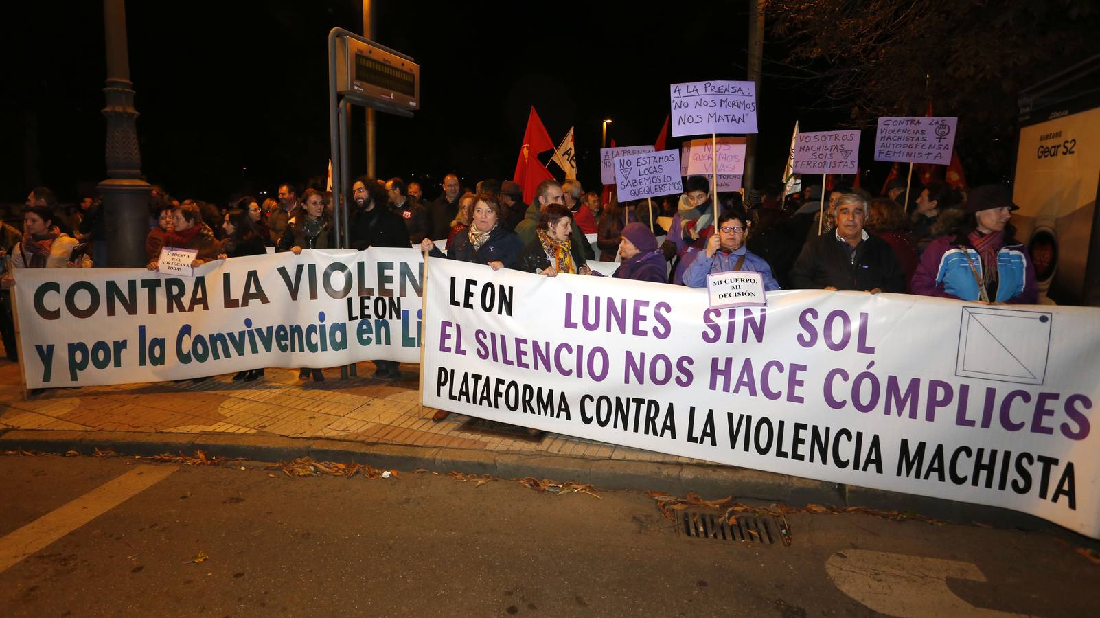 Concentración en León con motivo del Día Internacional contra la Violencia de Género.