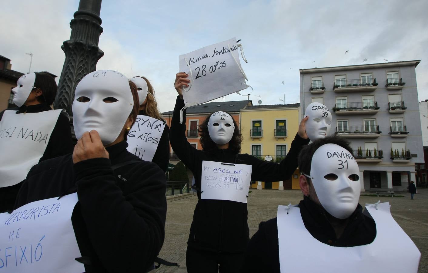 Concentración en la plaza del Ayuntamiento de Ponferrada, con motivo del Día Internacional contra la Violencia de Género.