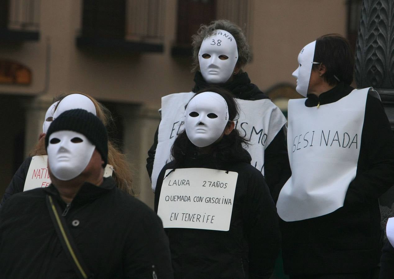 Concentración en la plaza del Ayuntamiento de Ponferrada, con motivo del Día Internacional contra la Violencia de Género.