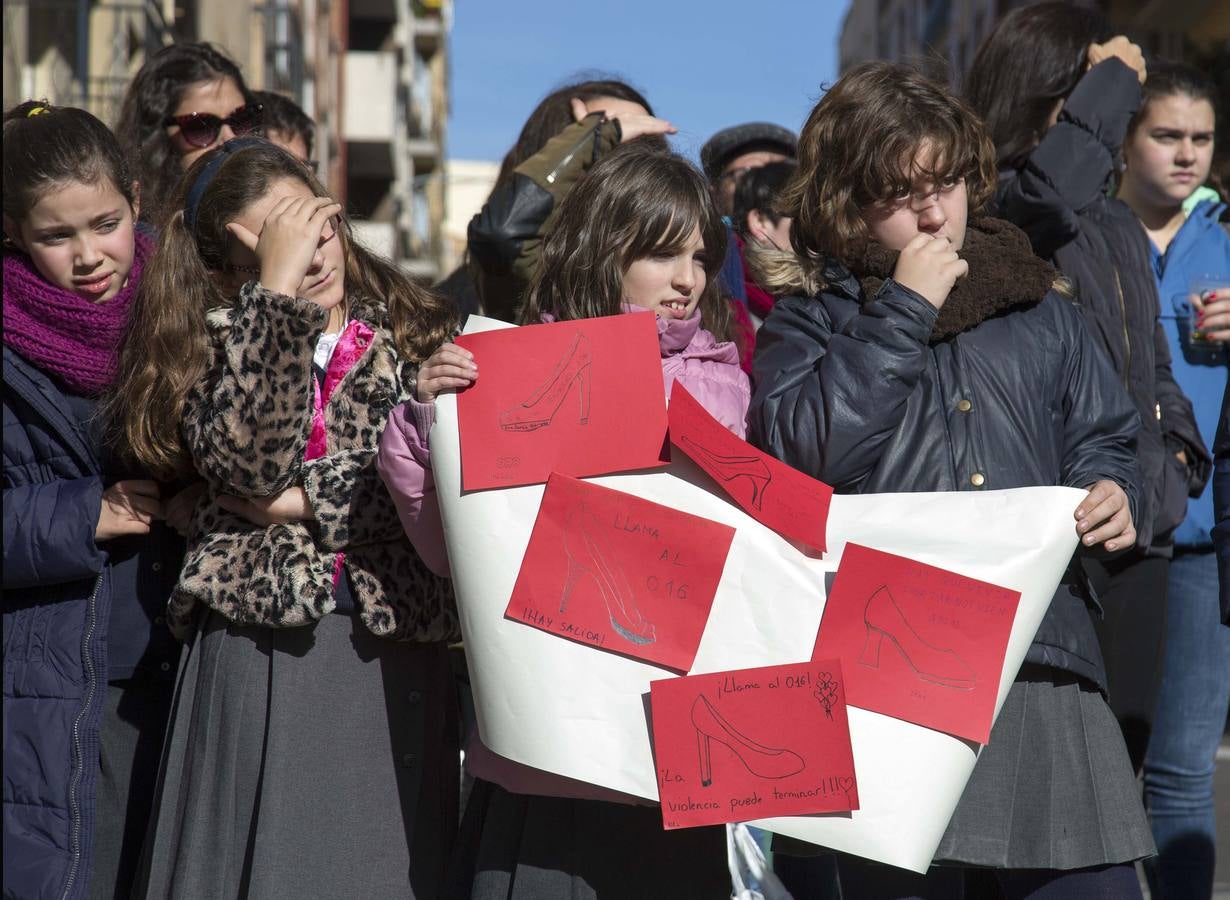 Instalación de zapatos rojos y performance en la plaza del barrio del oeste de Salamanca para celebrar el Día Internacional contra la Violencia de Género.