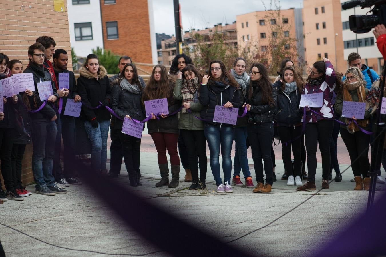 La Asociación Antígona se concentra con los alumnos del Campus de Soria con motivo del Día Internacional contra la Violencia de Género.
