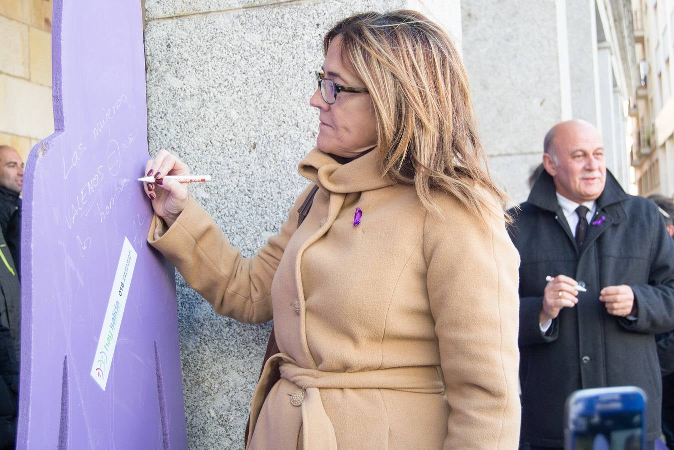 La presidenta de la Diputación de Zamora, Mayte Martín, durante la concentración con motivo del Día Internacional contra la Violencia de Género.