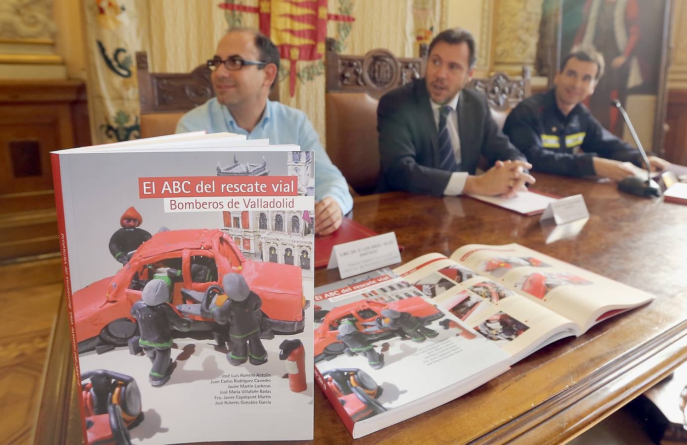 Bomberos de Valladolid presentan el libro &#039;El ABC del rescate vial&#039;