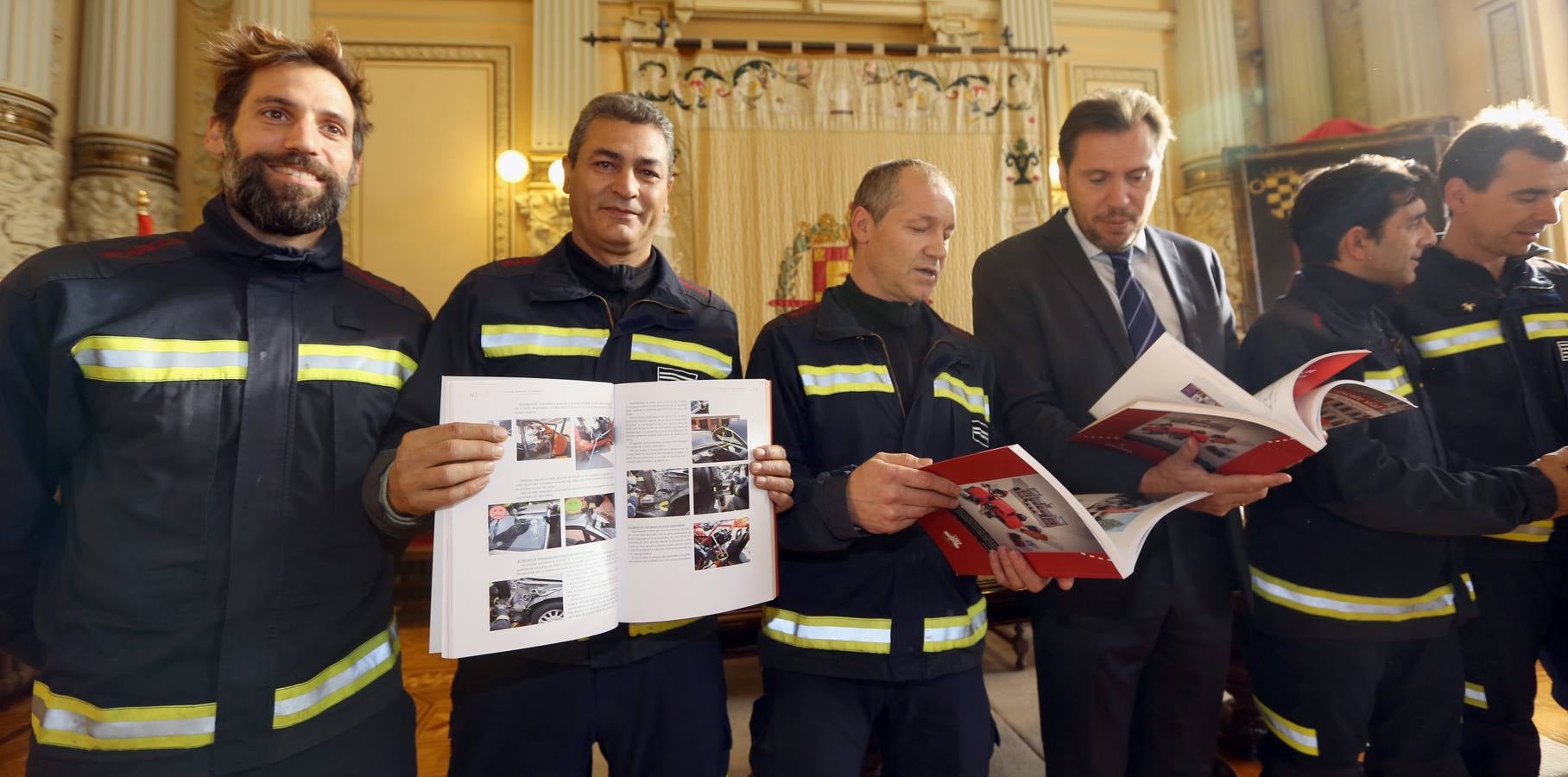Bomberos de Valladolid presentan el libro &#039;El ABC del rescate vial&#039;