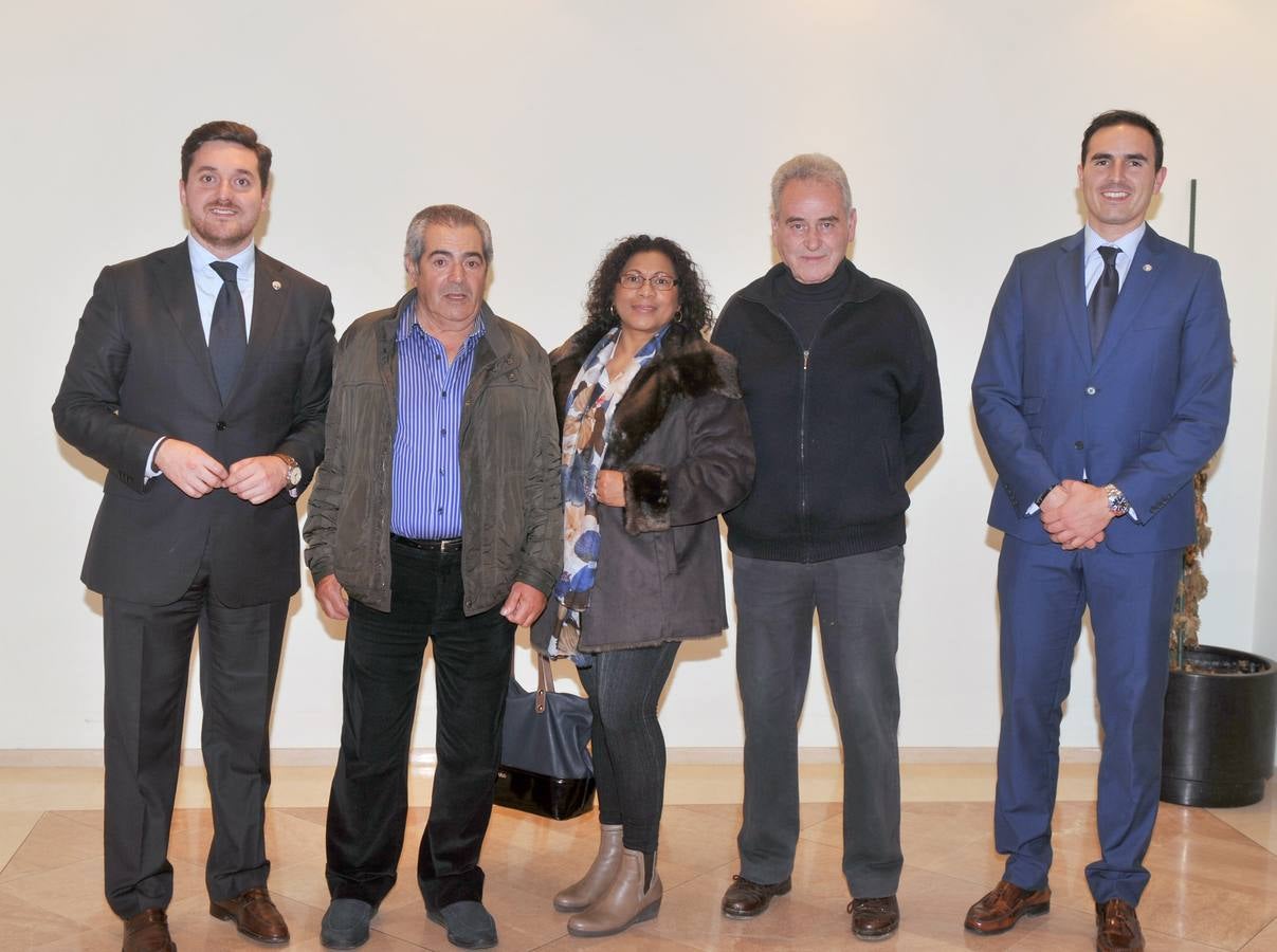 El diputado y alcalde de Mayorga, Alberto Magdaleno; Félix Martín, concejal de Castrodeza; su compañera, Jobita Morales, y el alcalde de Castrodeza, José González.
