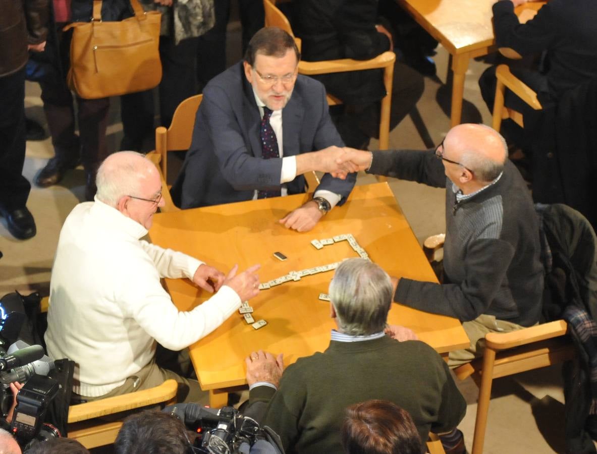 El presidente del Gobierno, Mariano Rajoy, participa en un acto de campaña del PP en Olmedo (Valladolid) 1/2