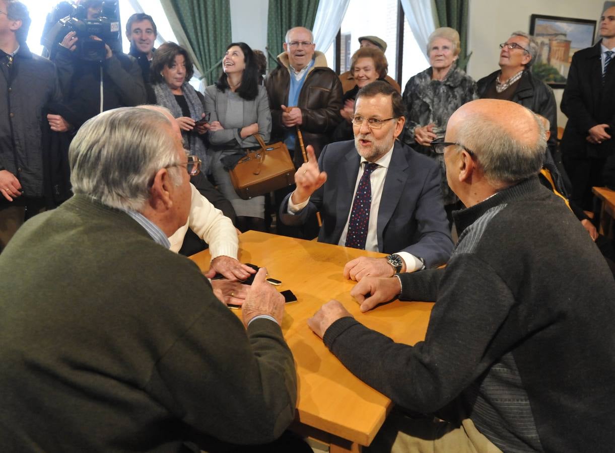 El presidente del Gobierno, Mariano Rajoy, participa en un acto de campaña del PP en Olmedo (Valladolid) 1/2
