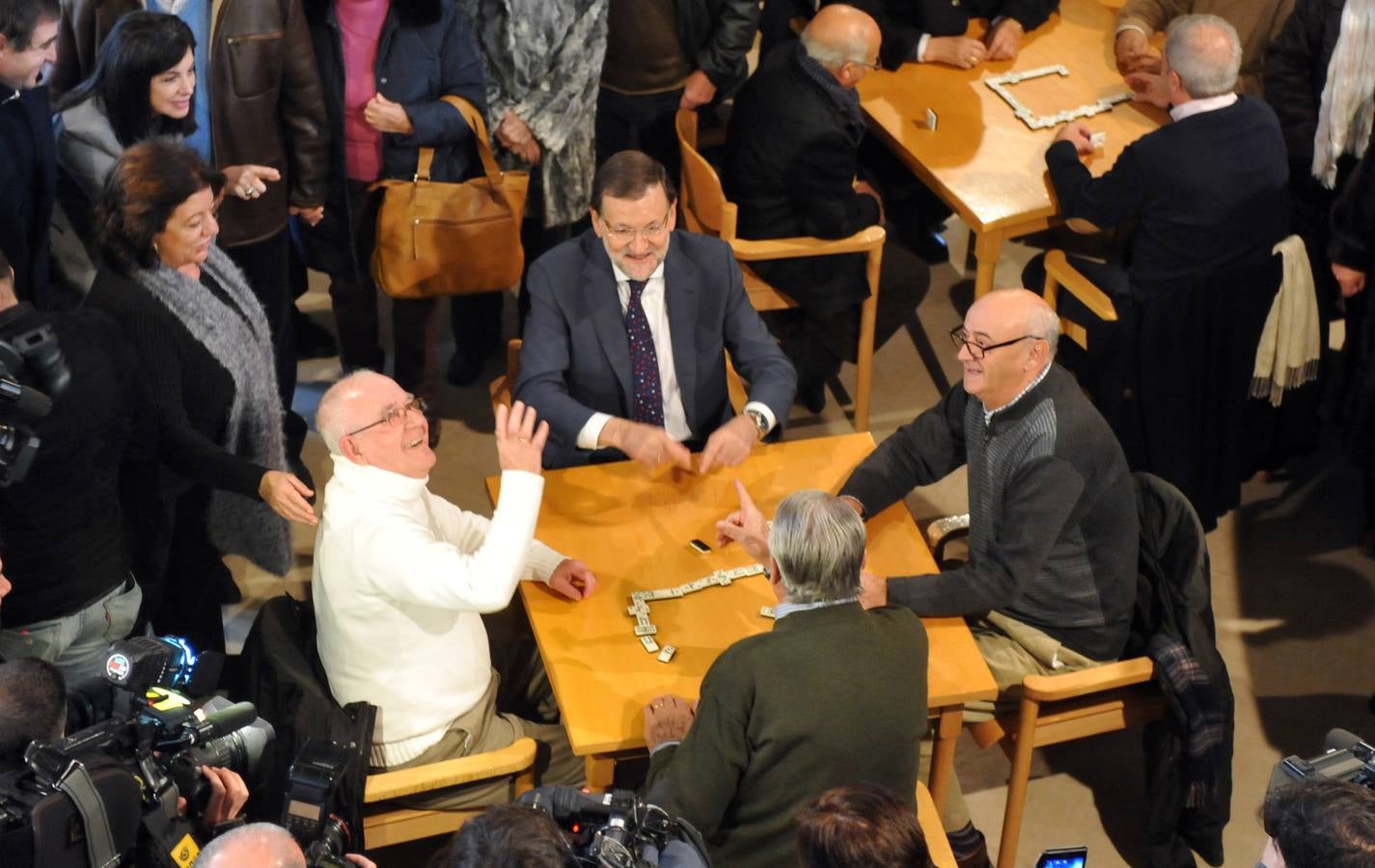 El presidente del Gobierno, Mariano Rajoy, participa en un acto de campaña del PP en Olmedo (Valladolid) 1/2
