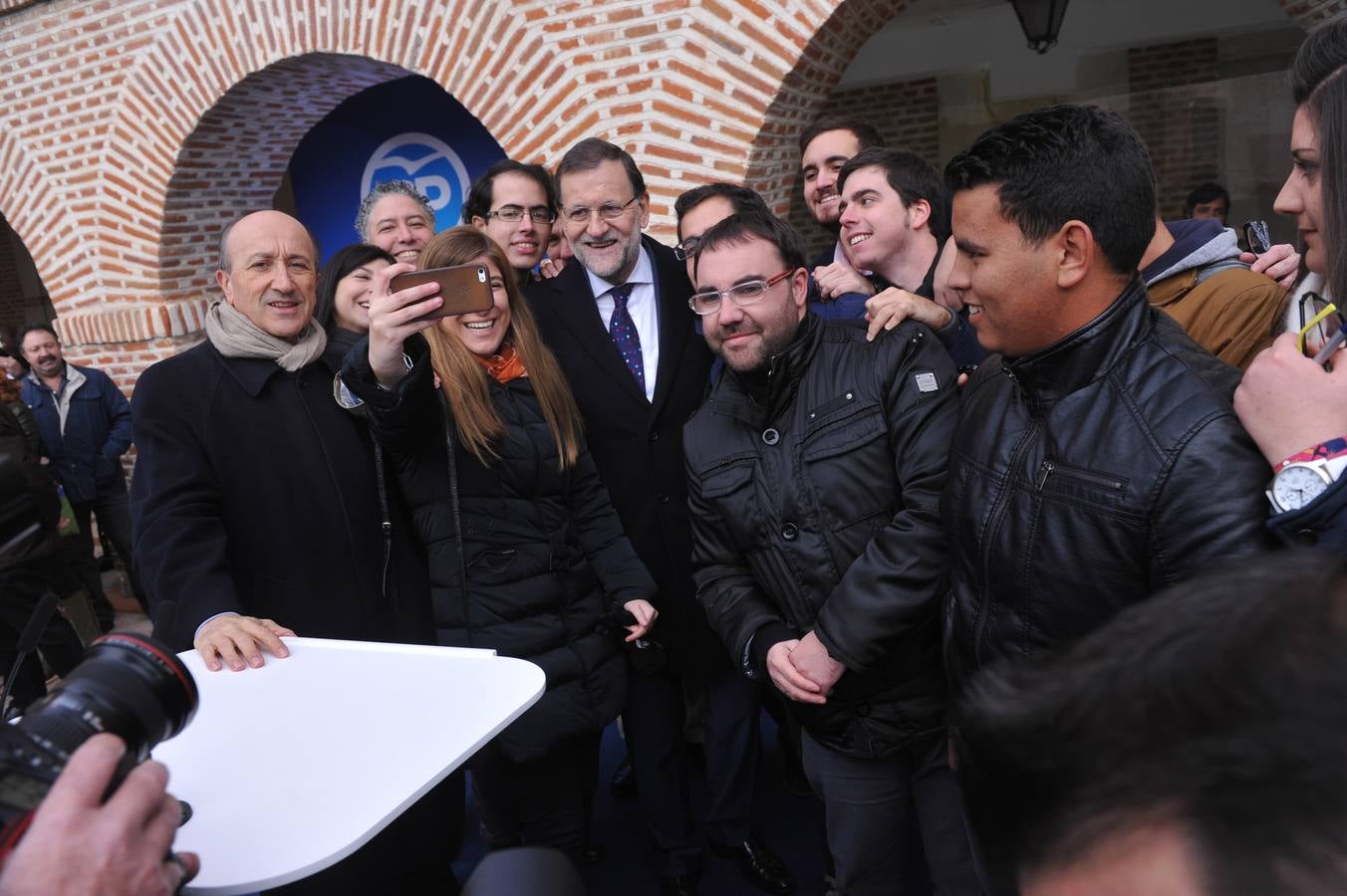 El presidente del Gobierno, Mariano Rajoy, participa en un acto de campaña del PP en Olmedo (Valladolid) 1/2
