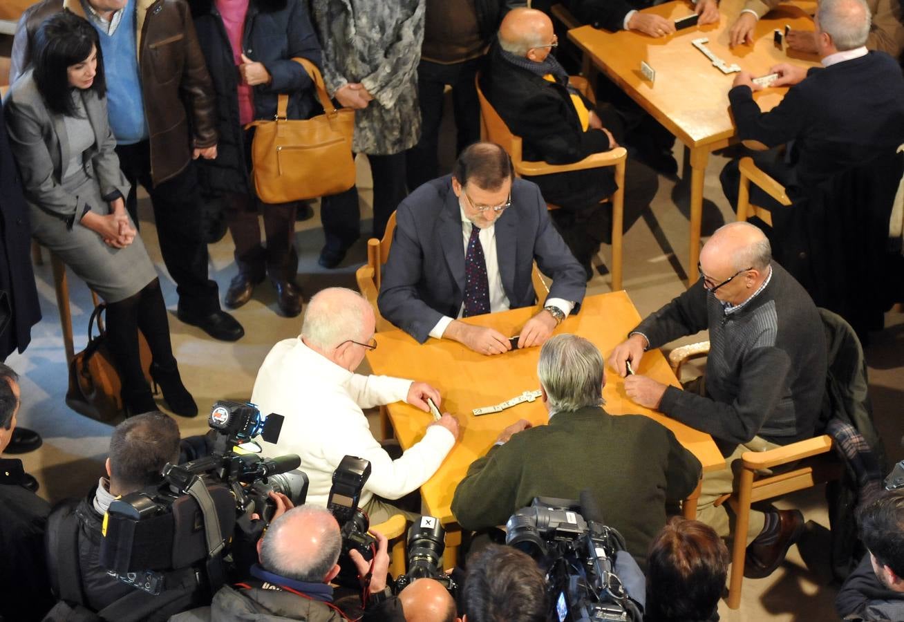 El presidente del Gobierno, Mariano Rajoy, participa en un acto de campaña del PP en Olmedo (Valladolid) 1/2