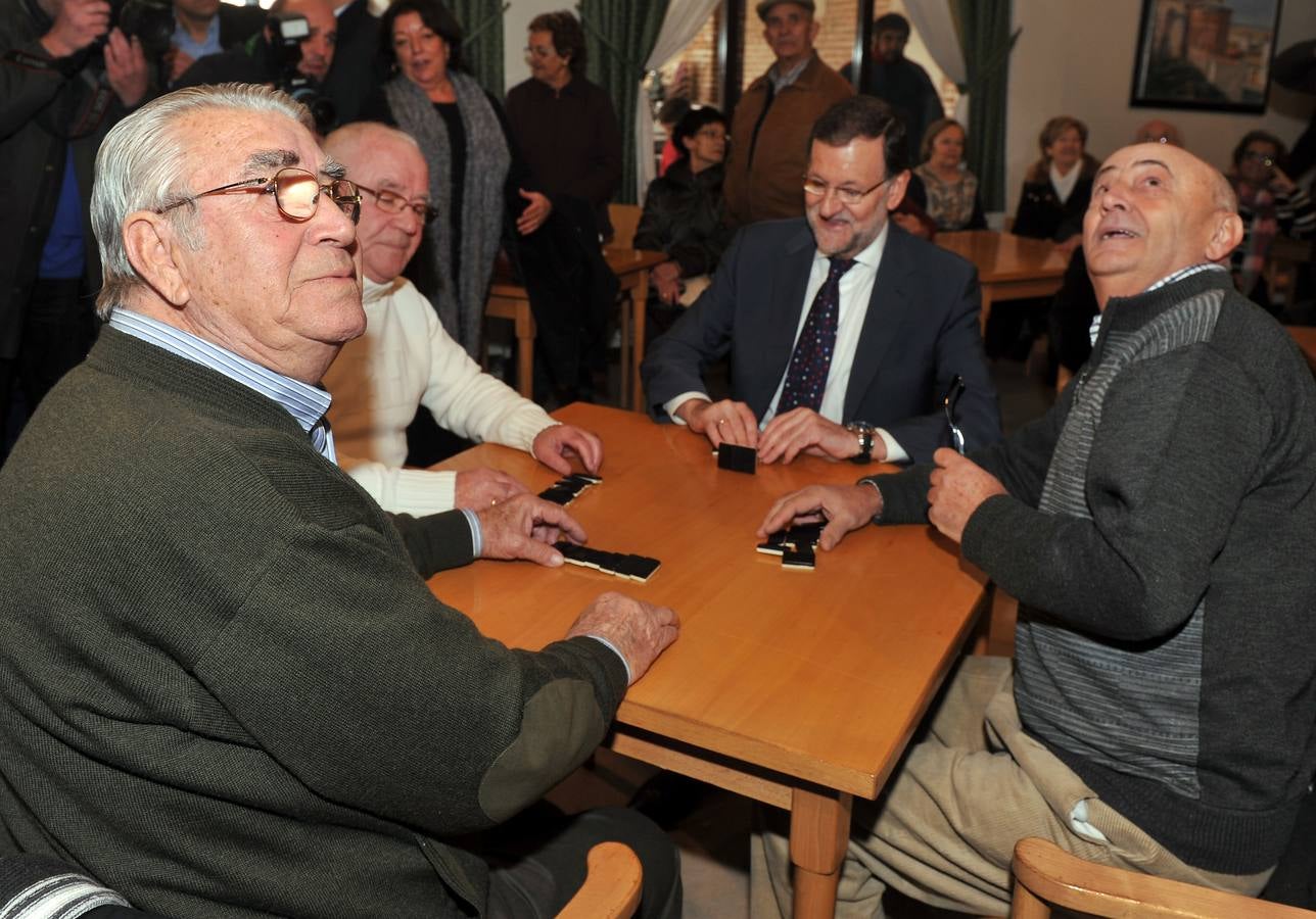 El presidente del Gobierno, Mariano Rajoy, participa en un acto de campaña del PP en Olmedo (Valladolid) 1/2