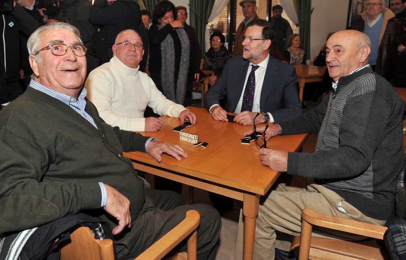 El presidente del Gobierno, Mariano Rajoy, participa en un acto de campaña del PP en Olmedo (Valladolid) 1/2