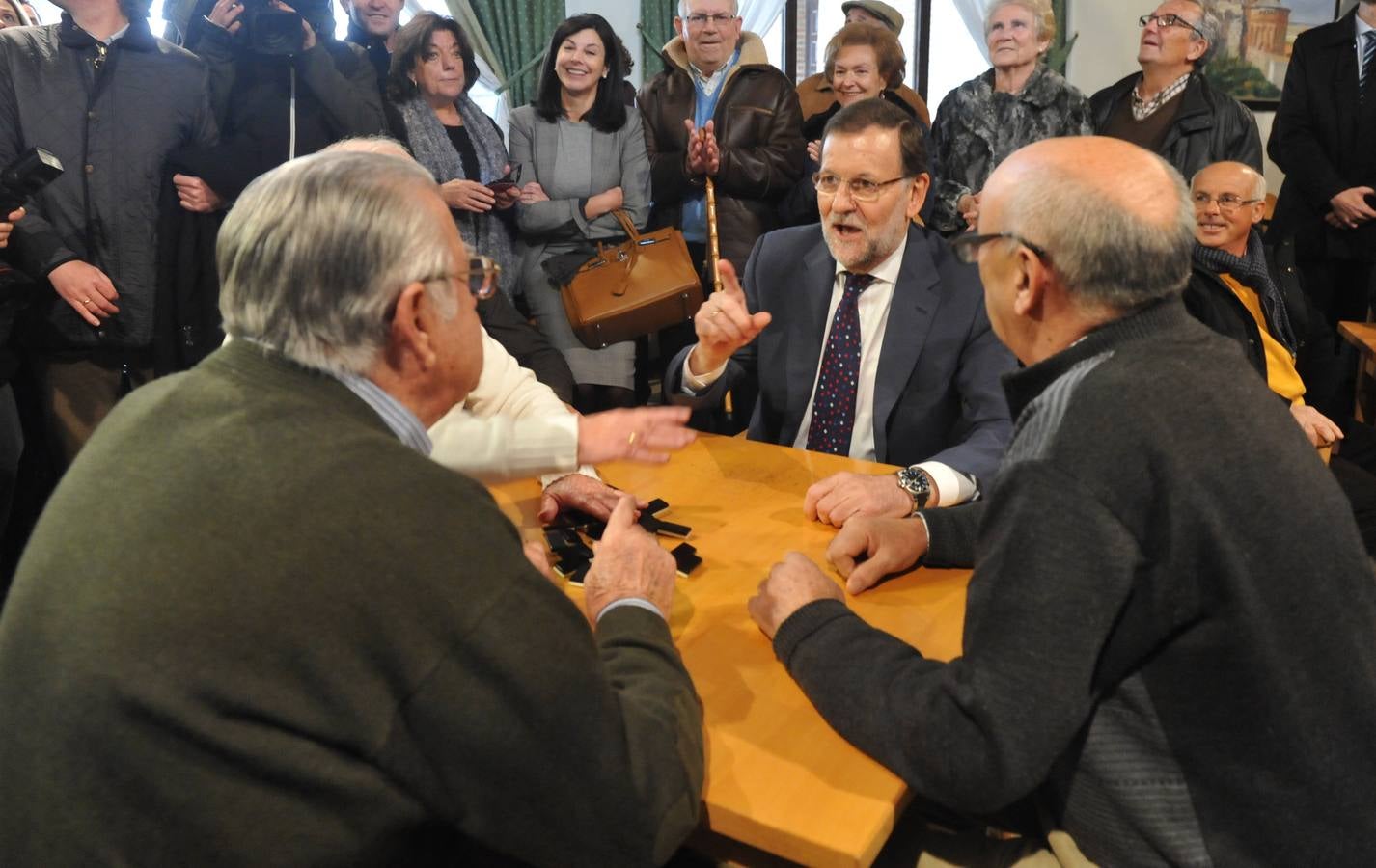 El presidente del Gobierno, Mariano Rajoy, participa en un acto de campaña del PP en Olmedo (Valladolid) 1/2