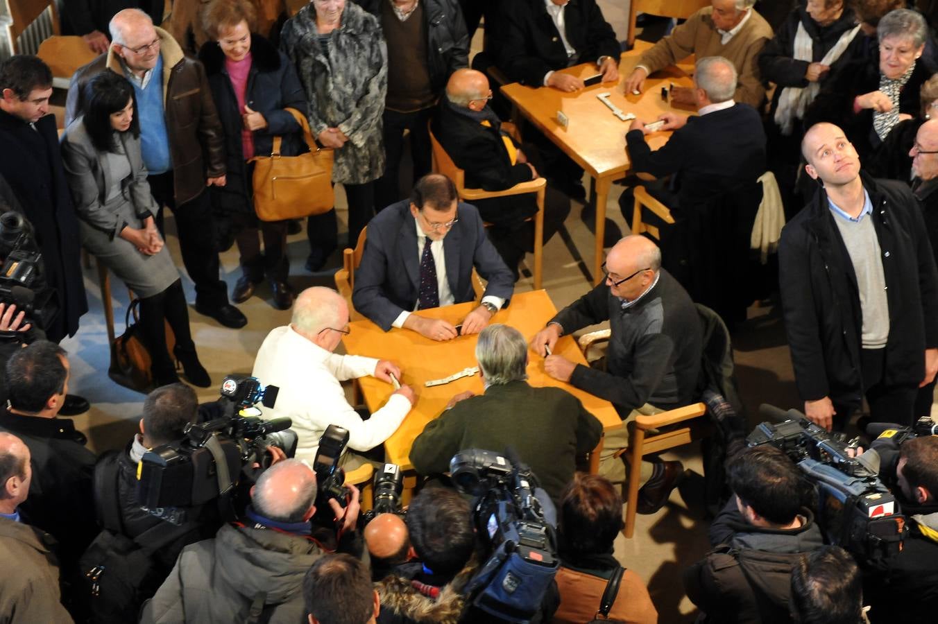 El presidente del Gobierno, Mariano Rajoy, participa en un acto de campaña del PP en Olmedo (Valladolid) 1/2