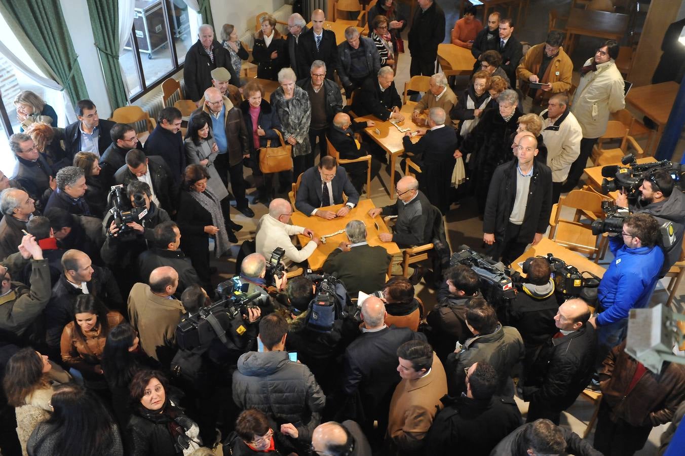 El presidente del Gobierno, Mariano Rajoy, participa en un acto de campaña del PP en Olmedo (Valladolid) 1/2