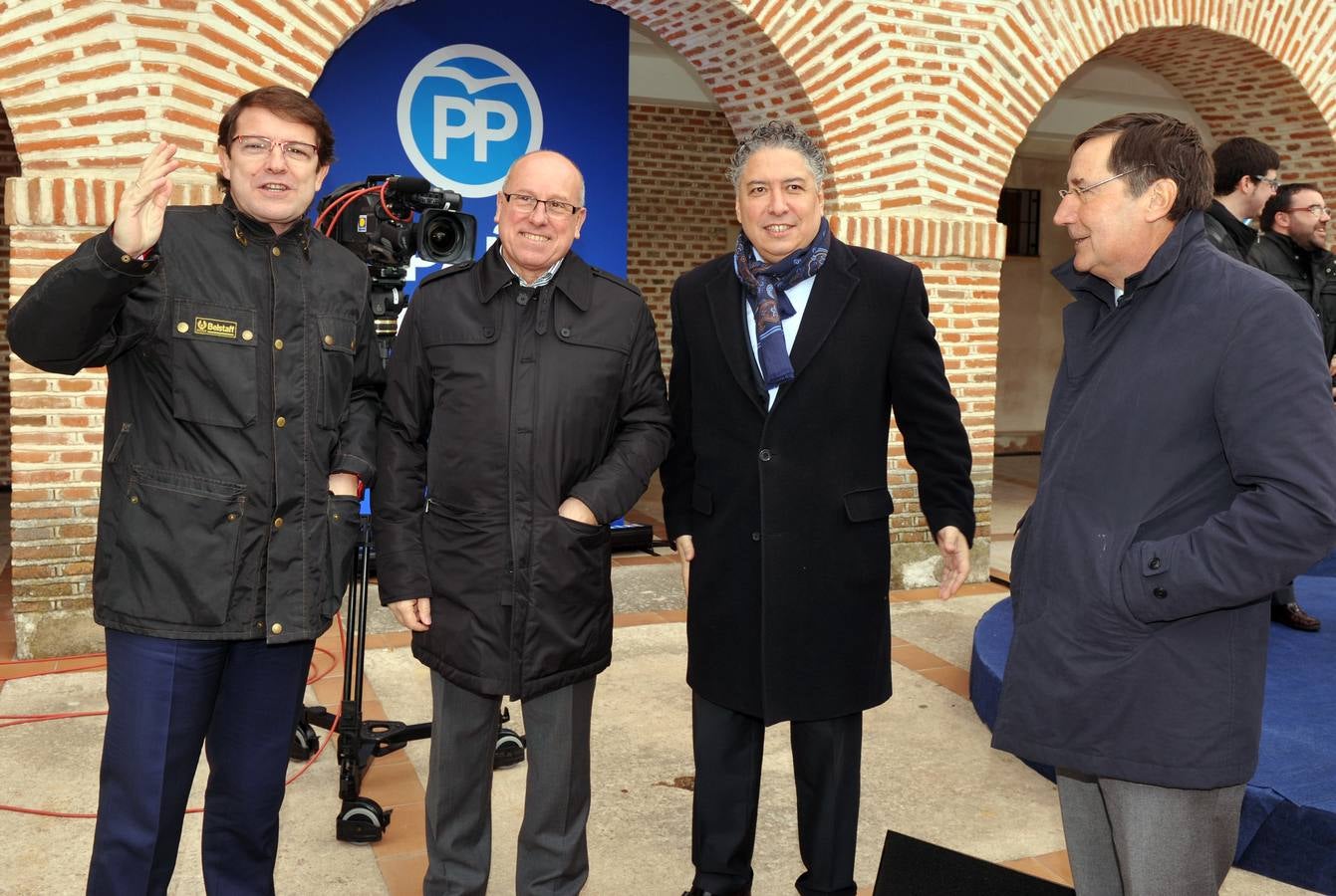 El presidente del Gobierno, Mariano Rajoy, participa en un acto de campaña del PP en Olmedo (Valladolid) 1/2