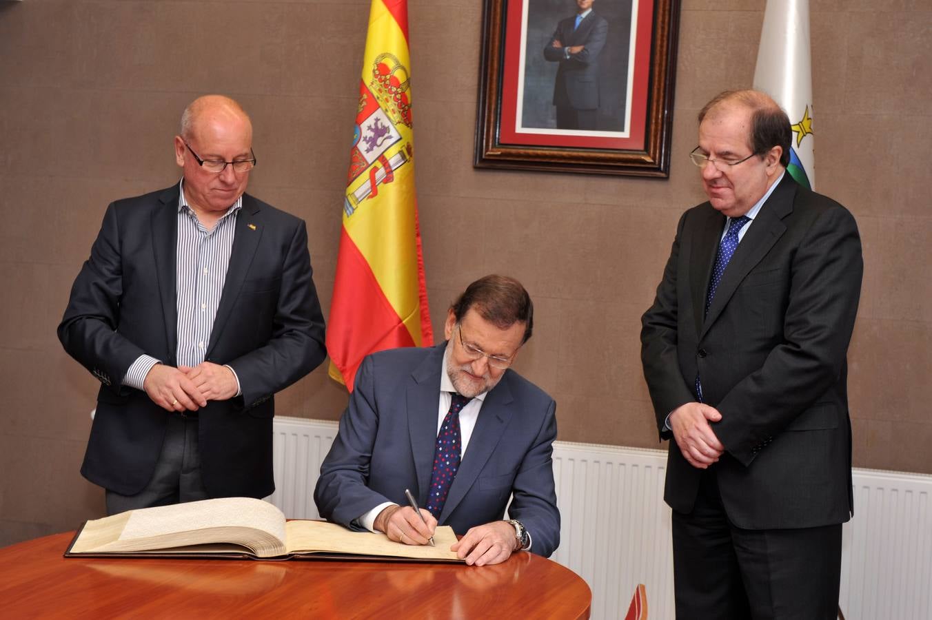 El presidente del Gobierno, Mariano Rajoy, participa en un acto de campaña del PP en Olmedo (Valladolid) 1/2