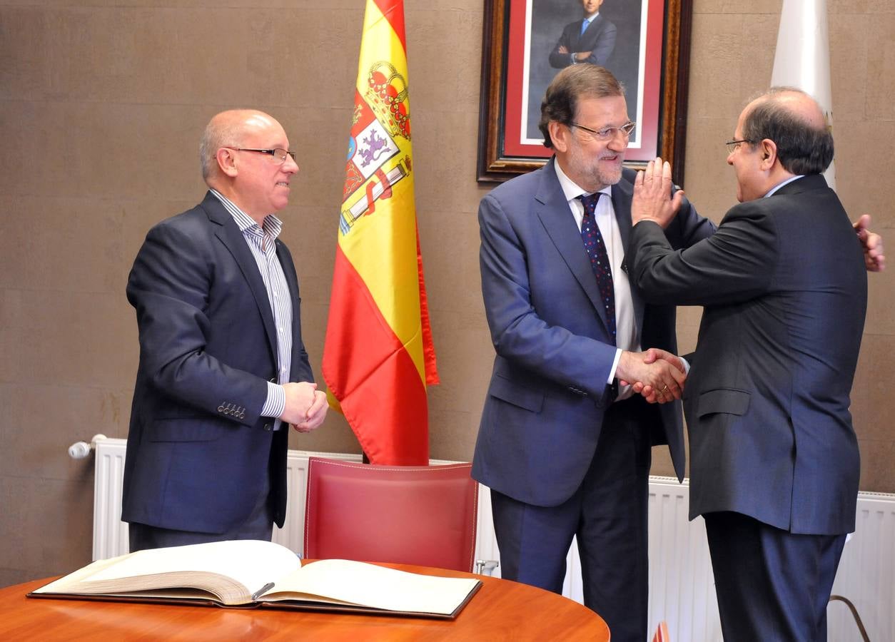 El presidente del Gobierno, Mariano Rajoy, participa en un acto de campaña del PP en Olmedo (Valladolid) 1/2