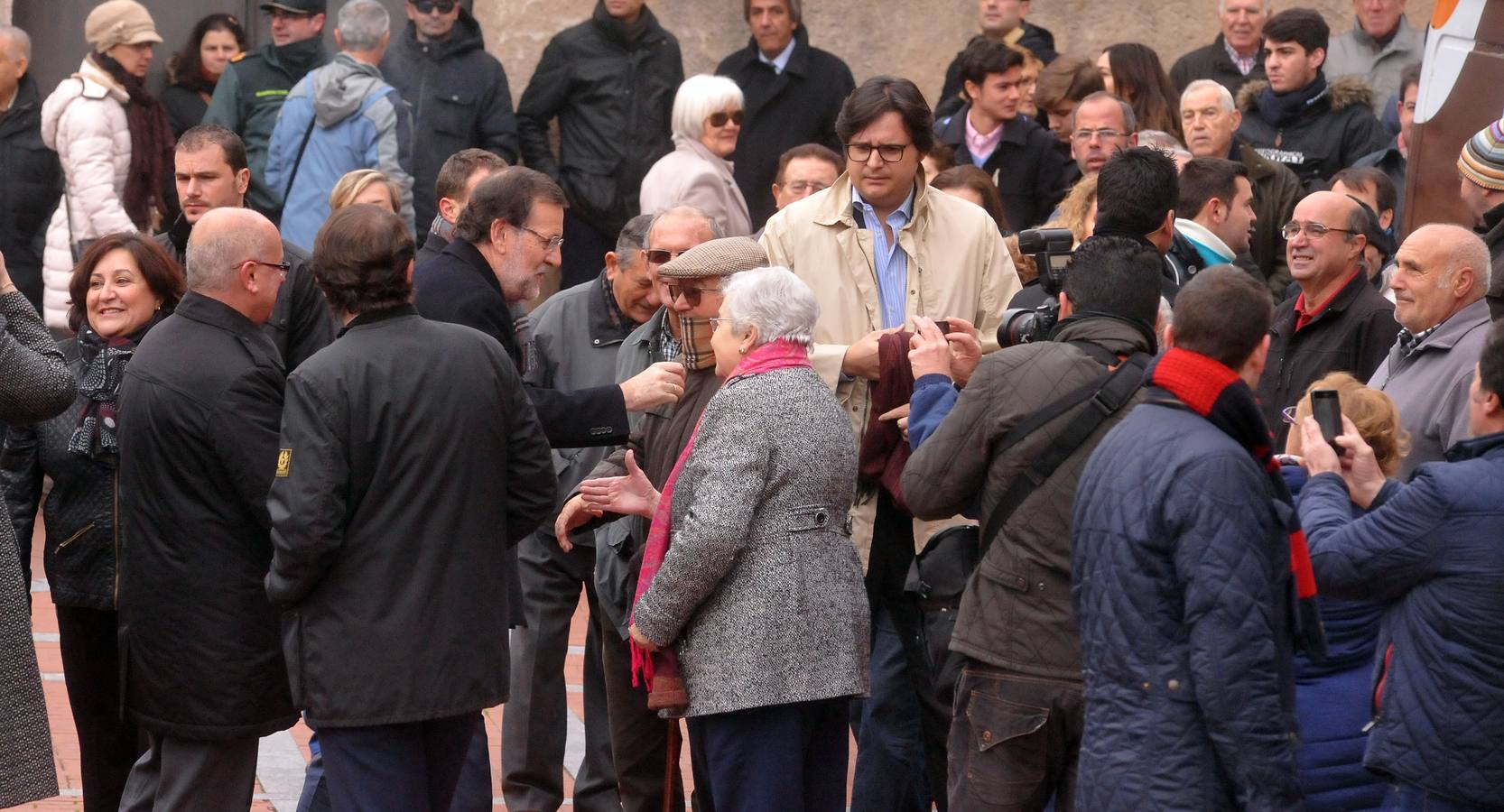 El presidente del Gobierno, Mariano Rajoy, participa en un acto de campaña del PP en Olmedo (Valladolid) 1/2