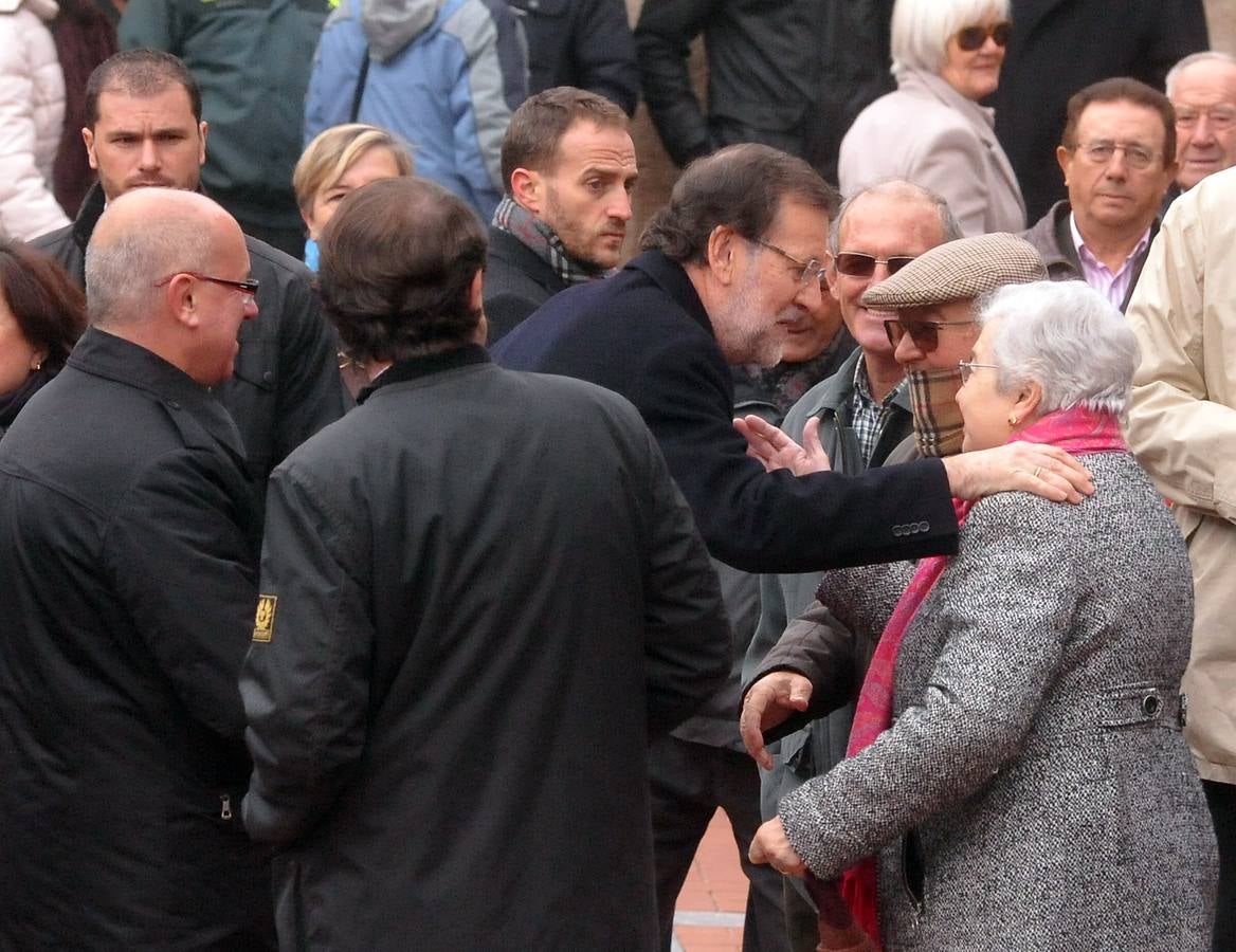 El presidente del Gobierno, Mariano Rajoy, participa en un acto de campaña del PP en Olmedo (Valladolid) 1/2