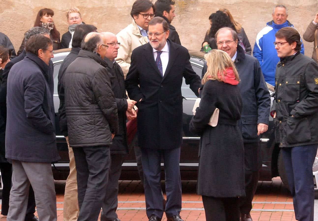 El presidente del Gobierno, Mariano Rajoy, participa en un acto de campaña del PP en Olmedo (Valladolid) 1/2