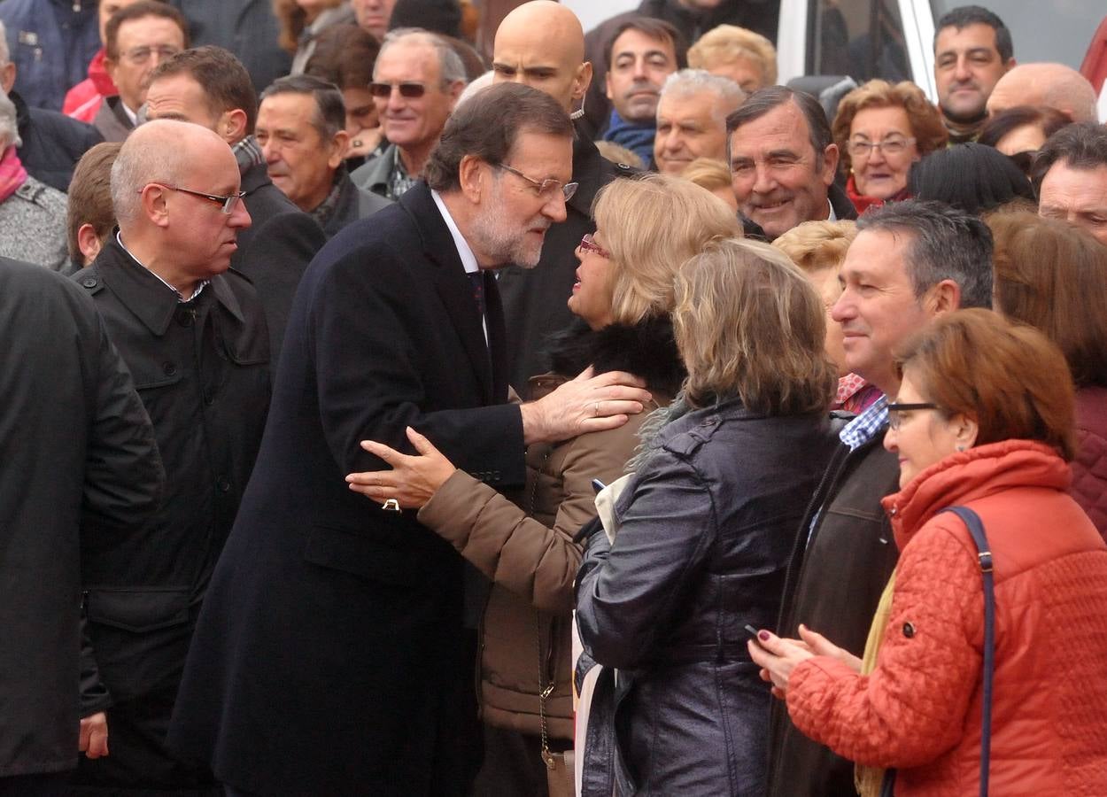 El presidente del Gobierno, Mariano Rajoy, participa en un acto de campaña del PP en Olmedo (Valladolid) 1/2