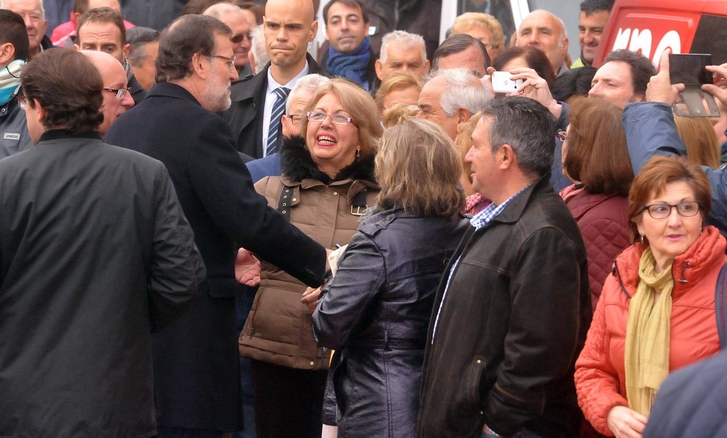 El presidente del Gobierno, Mariano Rajoy, participa en un acto de campaña del PP en Olmedo (Valladolid) 1/2