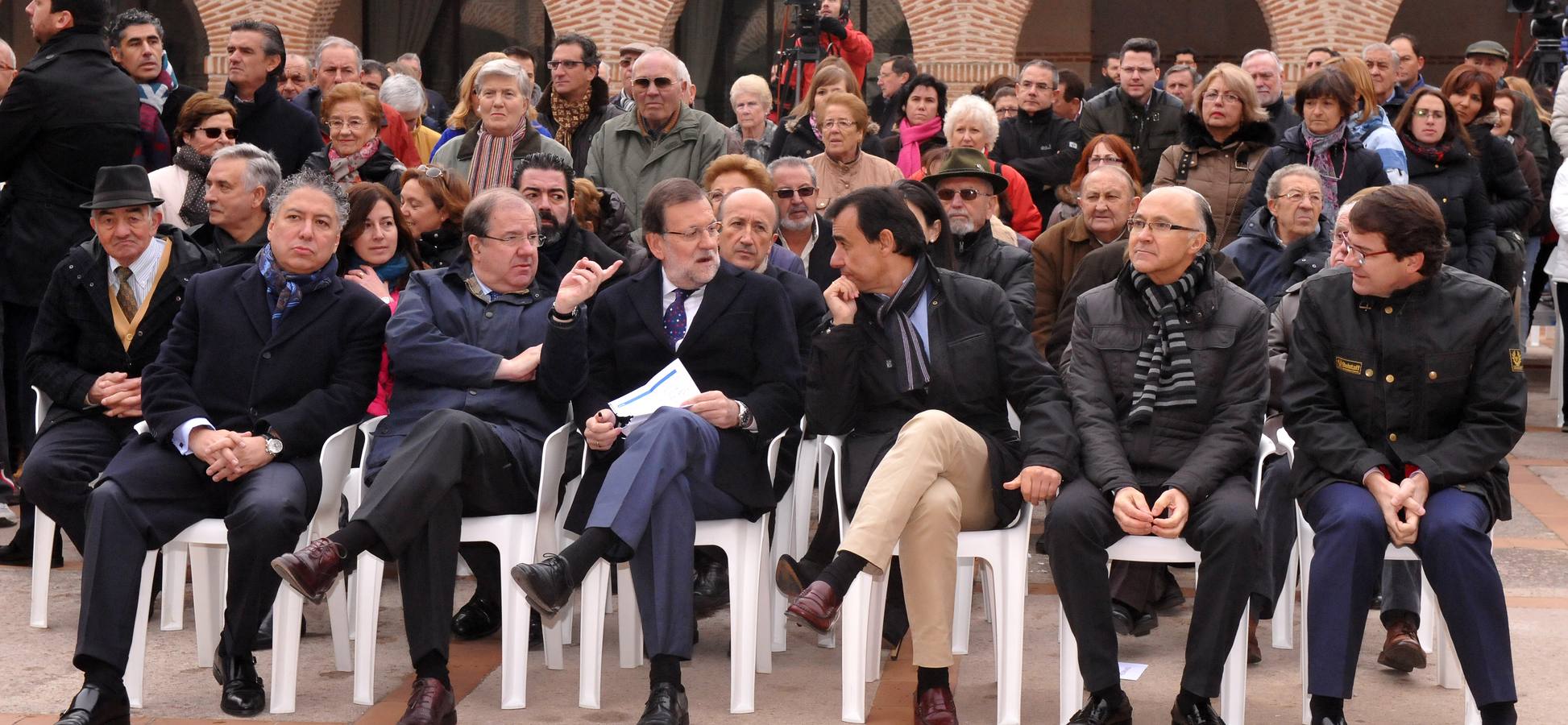 El presidente del Gobierno, Mariano Rajoy, participa en un acto de campaña del PP en Olmedo (Valladolid) 2/2