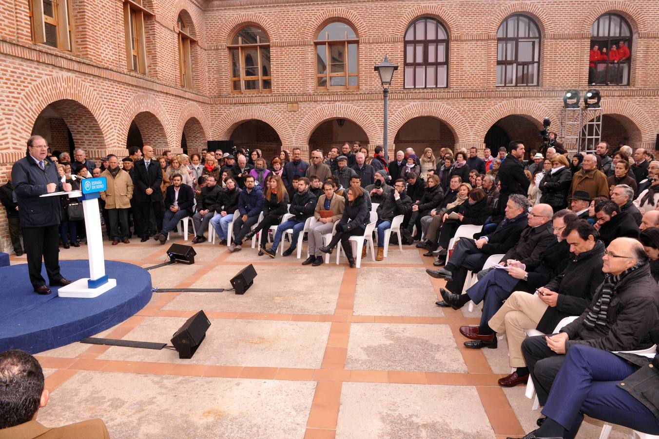 El presidente del Gobierno, Mariano Rajoy, participa en un acto de campaña del PP en Olmedo (Valladolid) 2/2